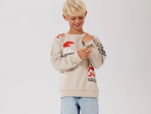 Dreng klædt i beige sweatshirt med sort, rødt og hvidt print og broderi fra Name It 13244172 peyote